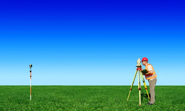 Agrimensor en campo verde — Foto de Stock