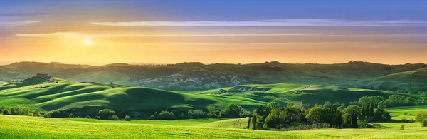 Idyllische Aussicht, grüne toskanische Hügel im Licht der untergehenden Sonne — Stockfoto