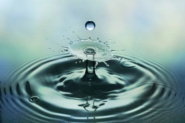 Kollision effekt av två fallande vatten droppar - splash — Stockfoto