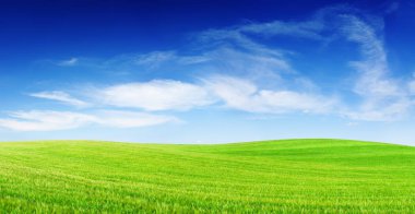 Pastoral görünümü, yeşil tepeler ve mavi gökyüzü beyaz bulutlar ile