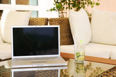 Otel Teras masada yatan dizüstü