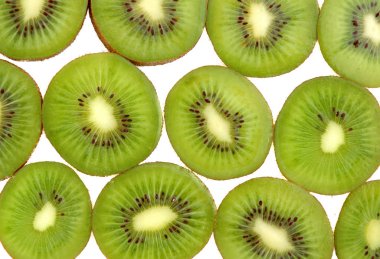 Taze yeşil kivi dilimleri - izole