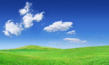 Pastoral görünümü, yeşil tepeler ve mavi gökyüzü