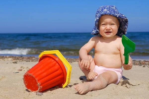 坐在海滩上的女婴 — 图库照片