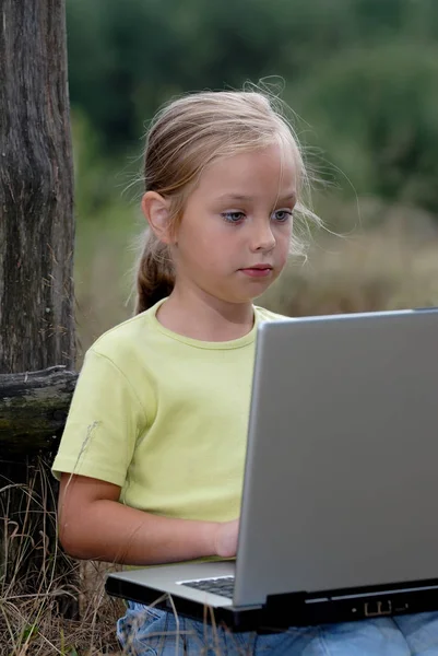 Dziewczyna z laptopem w przyrodzie — Zdjęcie stockowe