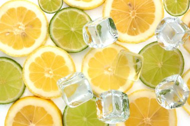 Kireç ve limon dilimleri ile buz küpleri