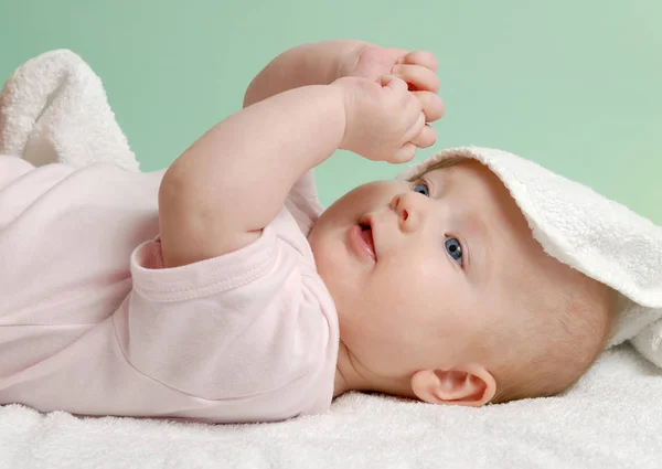 Meisje van de baby liggend op een witte deken — Stockfoto