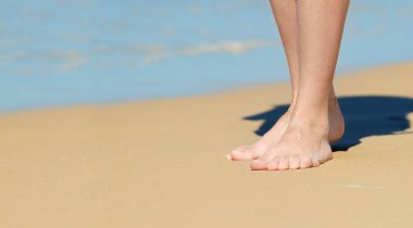 Sahilde kadın ayakları