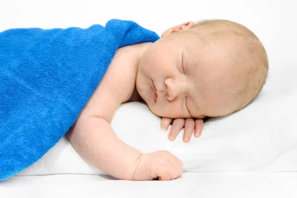 睡在白色毯子上的男婴 — 图库照片