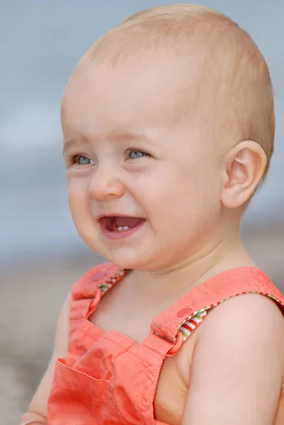 Kleine baby op het strand — Stockfoto
