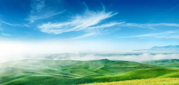 Idyllische Aussicht, neblige toskanische Hügel bei Sonnenaufgang — Stockfoto