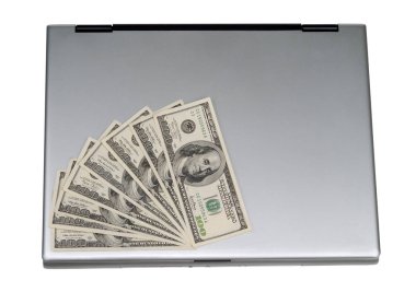 Yüz dolarlık banknotlar dizüstü bilgisayarda yalan