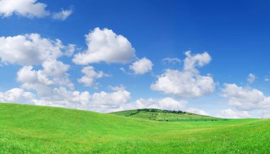 Pastoral görünümü, yeşil tepeler ve mavi gökyüzü beyaz bulutlar ile