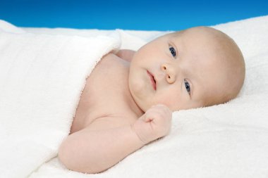 Bebek çocuk beyaz bir battaniye var yalan