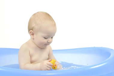 Şirin bebek çocuk izole banyoda