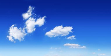 Mavi gökyüzü ve beyaz bulutlar