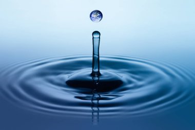 Damla su dünya görüntüsü ile düşüyor