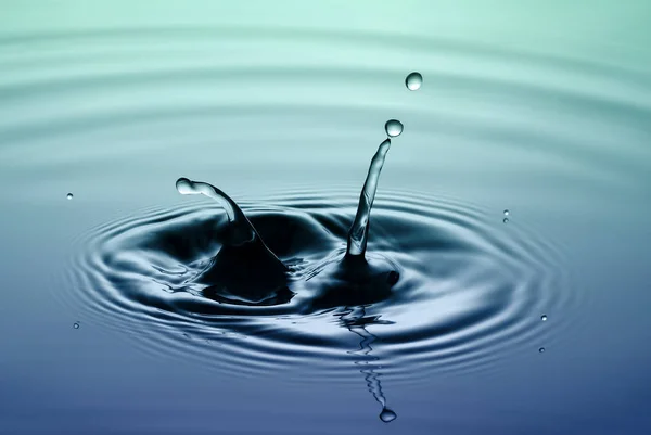 Duas gotas de água caindo — Fotografia de Stock