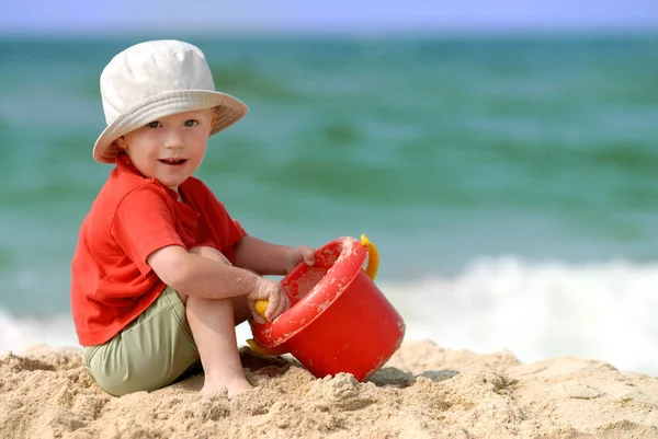 小男孩在海滩上玩 — 图库照片