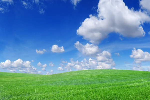 Idyllisch uitzicht, groene heuvels en blauwe hemel — Stockfoto