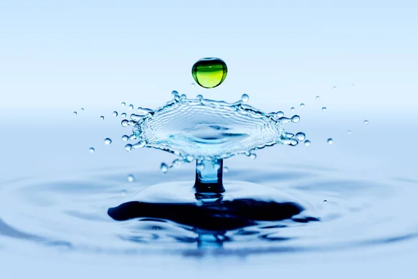 Splatter och splash - kollision effekten av två gröna fallande wate — Stockfoto