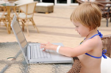 güzel küçük bir kız ile bir laptop
