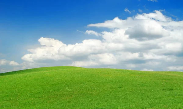 Idyllisch uitzicht, groene heuvels en blauwe hemel — Stockfoto