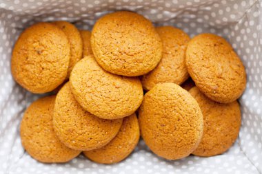 Açık renkli kumaş üzerine taze yulaf ezmeli kurabiye