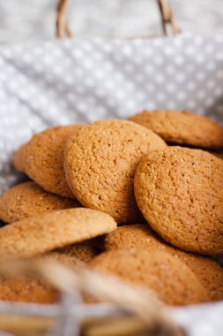 Açık renkli kumaş üzerine taze yulaf ezmeli kurabiye