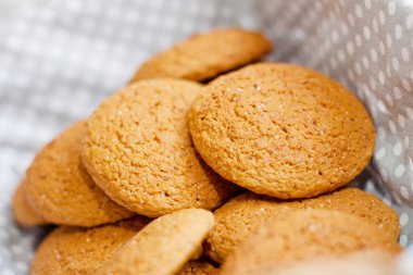 Açık renkli kumaş üzerine taze yulaf ezmeli kurabiye