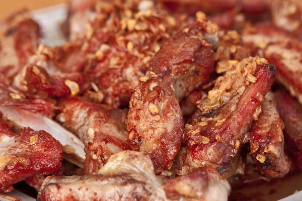 Costillas de repuesto picantes calientes a la parrilla de una barbacoa de verano — Foto de Stock