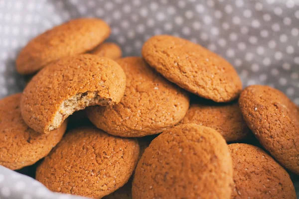 Fresh oatmeal cookies on light-colored fabric — Stock Photo, Image