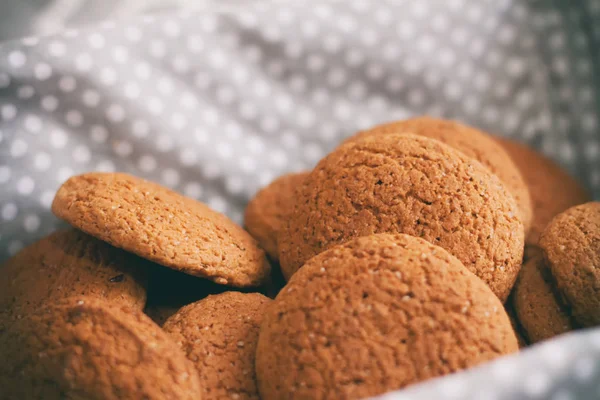 Fresh oatmeal cookies on light-colored fabric — Stock Photo, Image