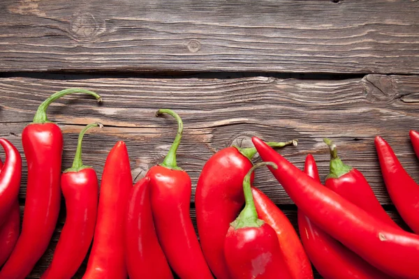 Ahşap arka plan üzerinde kırmızı sıcak biber