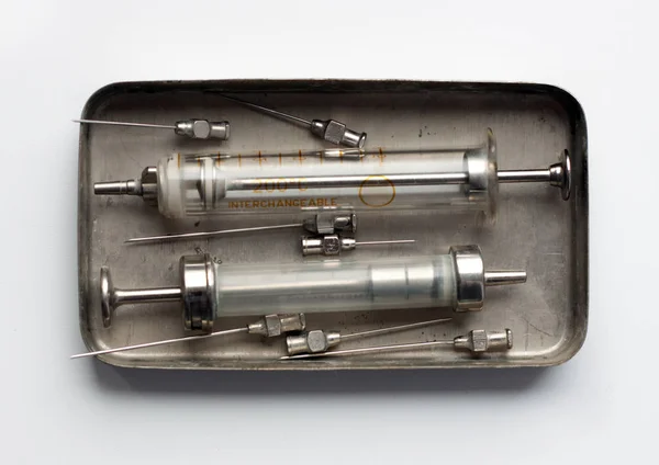 Staré stříkačky skleněné a kovové krabice sterilizátor. — Stock fotografie