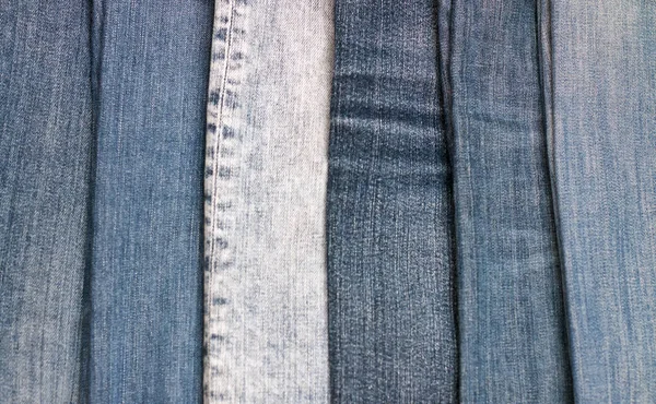 Stapel verschiedener Blaue Jeans als Hintergrund — Stockfoto