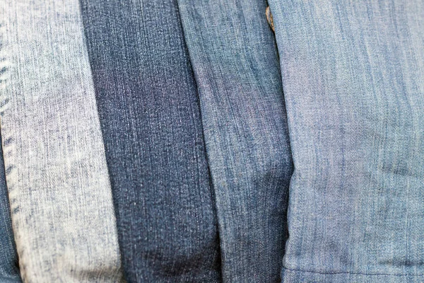 Stapel verschiedener Blaue Jeans als Hintergrund — Stockfoto