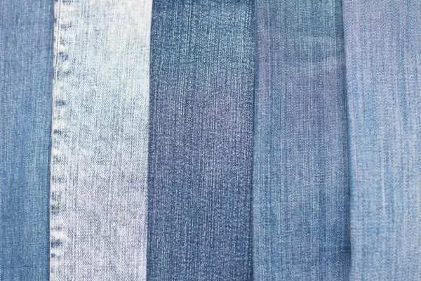 Stack i olika nyanser av Blå jeans som bakgrund — Stockfoto