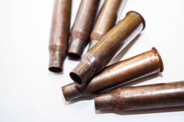 Beyaz zemin üzerinde bir yığın kurşun kabukları