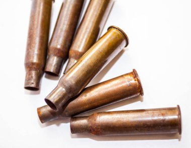 Beyaz zemin üzerinde bir yığın kurşun kabukları