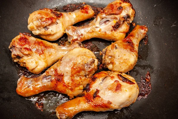 Roasted chicken legs on the black background. Top view. — Stock Photo, Image