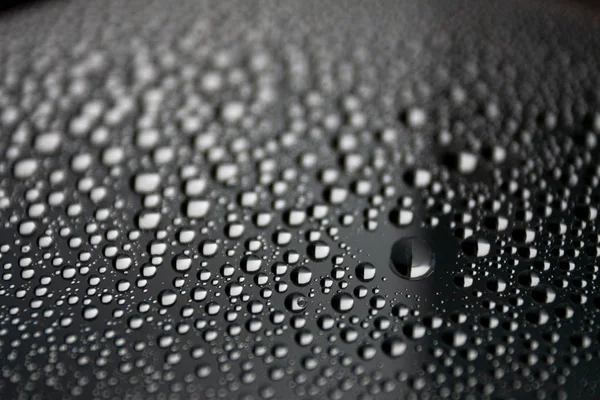 Gros plan condensation d'eau sur fond de verre de fenêtre . — Photo