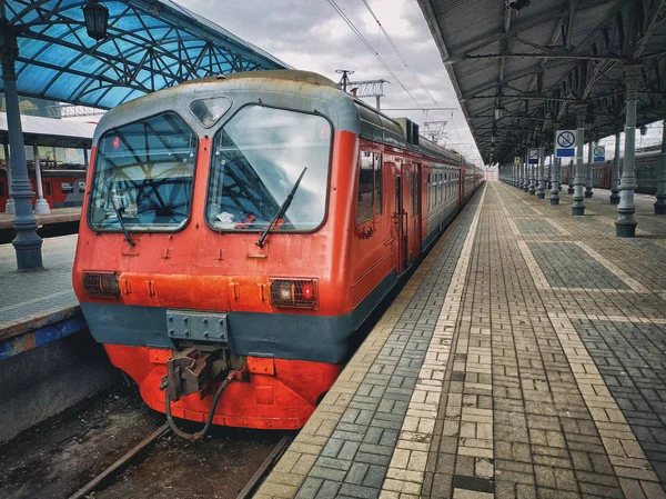 De regionale elektrische trein stopte op een platform. — Stockfoto