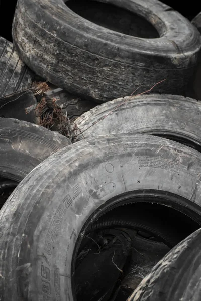 Old used tires stacked in a big pile — Stock Photo, Image