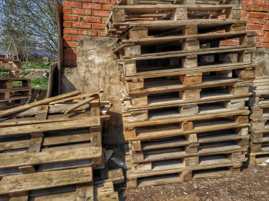 Eski ahşap palet yığını