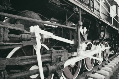 Retro buharlı lokomotif jantlar ve çubuklar. Trenin mekanik parçaları, tekerlekleri ve ekipmanlarının ayrıntıları.