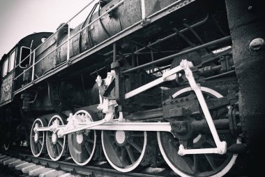 Retro buharlı lokomotif jantlar ve çubuklar. Trenin mekanik parçaları, tekerlekleri ve ekipmanlarının ayrıntıları.