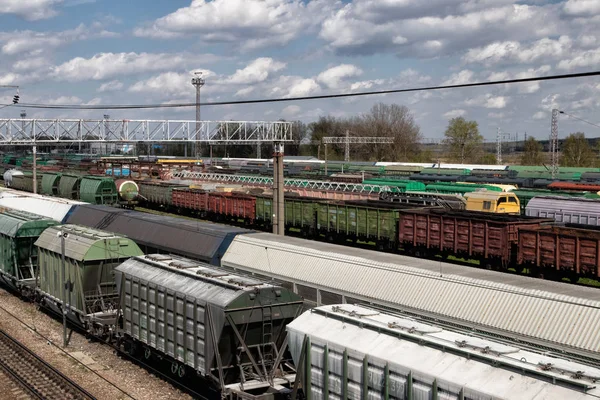 Грузовые поезда на городском грузовом терминале — стоковое фото