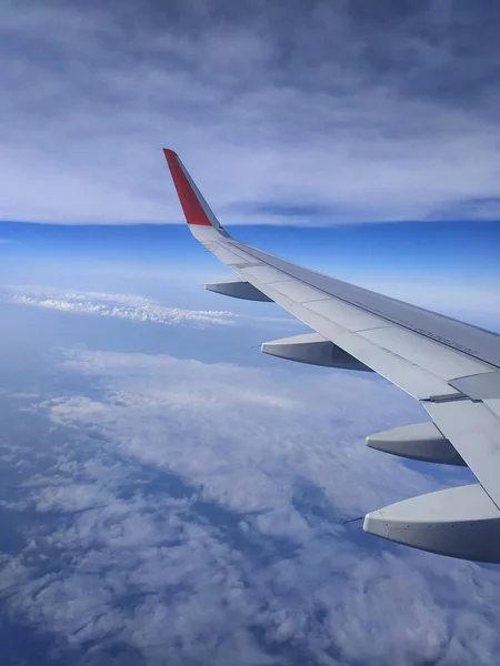 Beautiful view of airplane wing on blue sky background — Stock Photo, Image