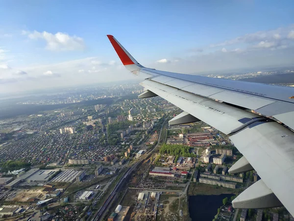 Bella vista di ala aereo su sfondo cielo blu — Foto Stock